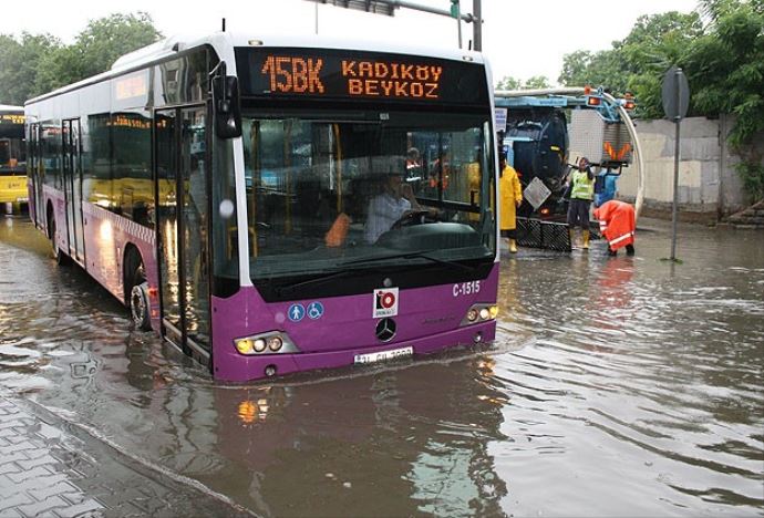 İstanbul'da sağanak yağış, E-5'i göle çevirdi İstanbul'da sağanak yağış, E-5'i göle çevirdi